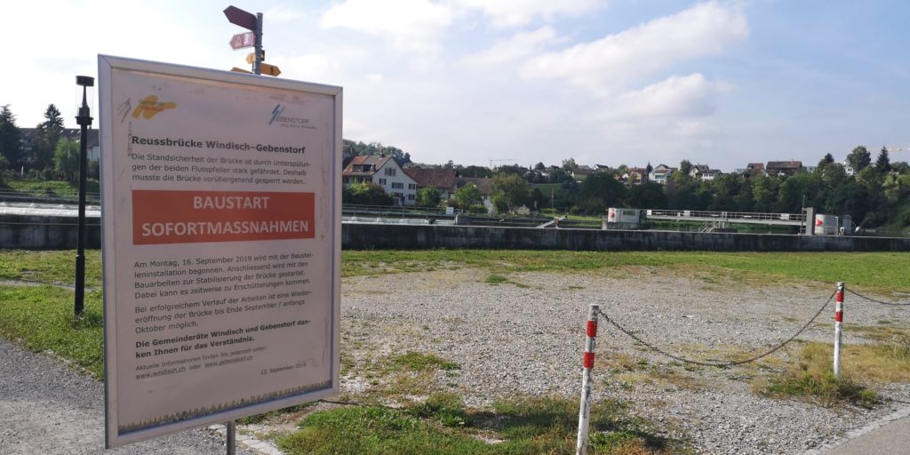 Tafel auf der Windischer Seite der Brücke mit Informationen zu den Sofortmassnahmen zur Sanierung des Reusssteges