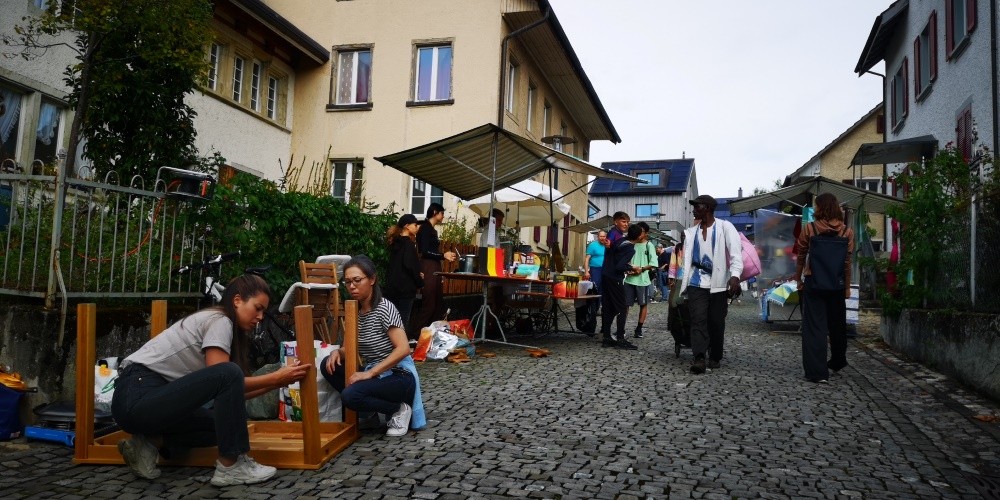 Standbetreiber richten ihren Stand am Unterdorfmarkt ein