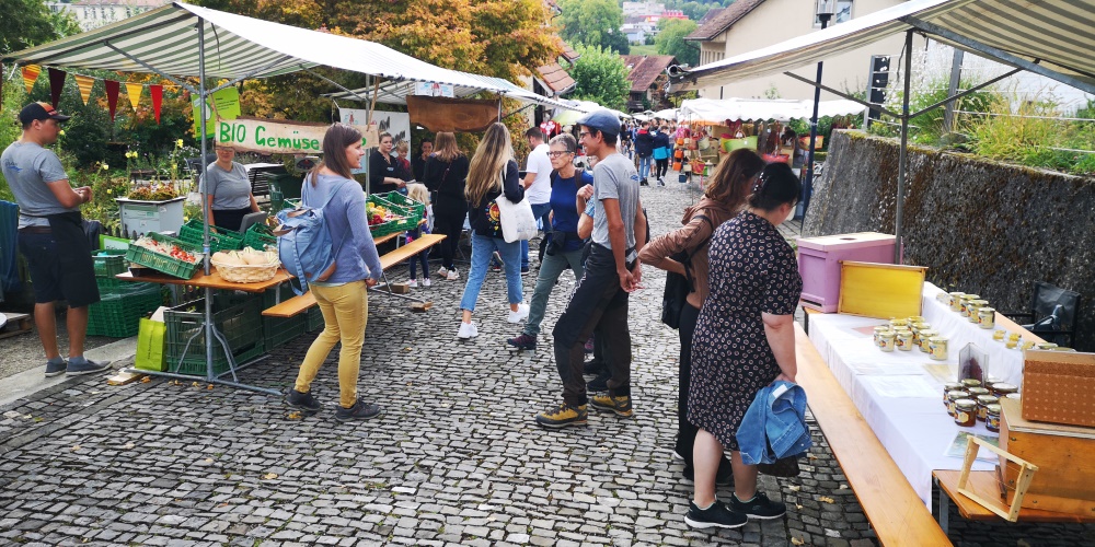 Stände mit Gemüse und Honig am Unterdorfmarkt