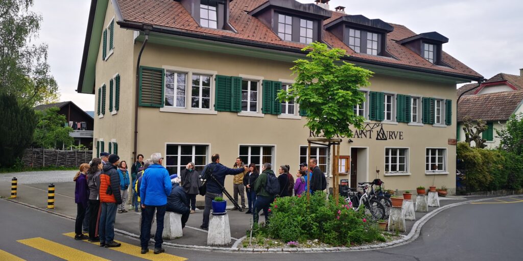 Mitglieder des Quartiervereins treffen sich vor der Kurve