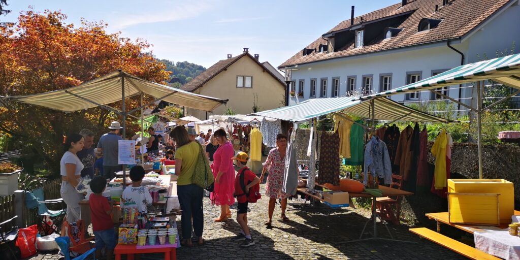 Marktstände mit Passanten