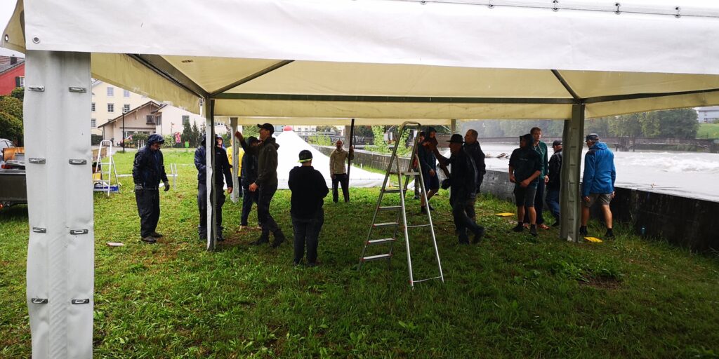 Das Zeltdach bietet schon etwas Schutz vor dem Regen